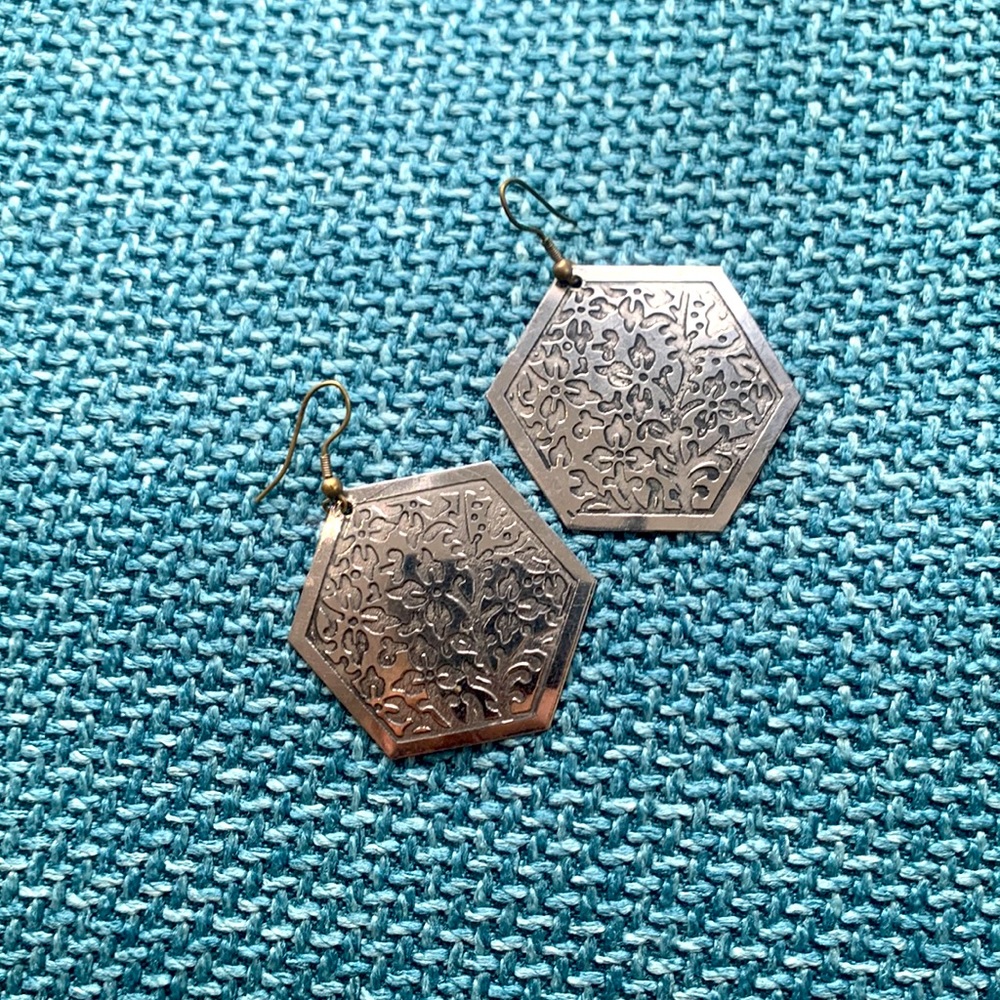 Floral pattern pendant earrings